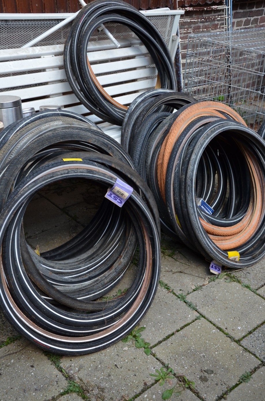 Partij fietsbanden - Online veiling voormalige rijwielhandel met  huishoudelijke artikelen