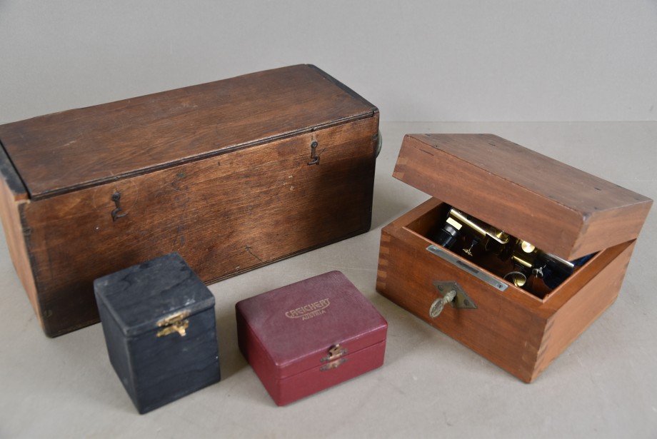 Oude instrumenten Veiling van mooie brocante, vintage en kunst.